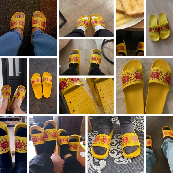 Zomerklompen gedragen thuis op de bank — comfortabele gele slippers voor binnen